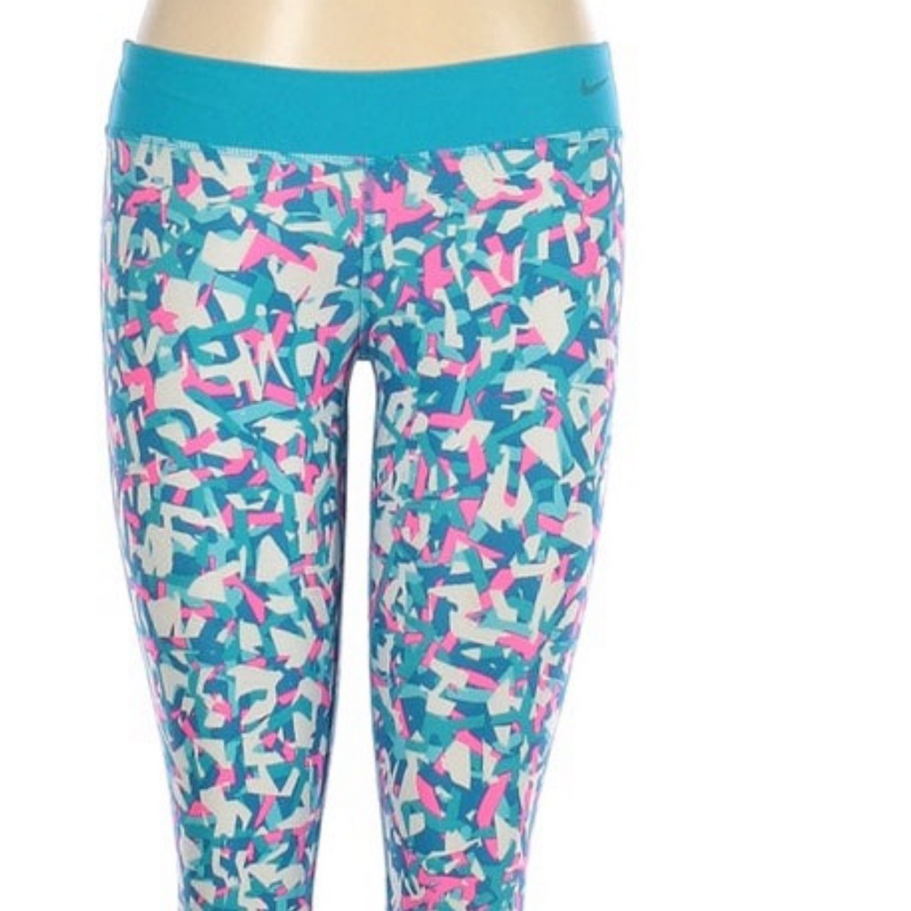 Nike girls, Capri